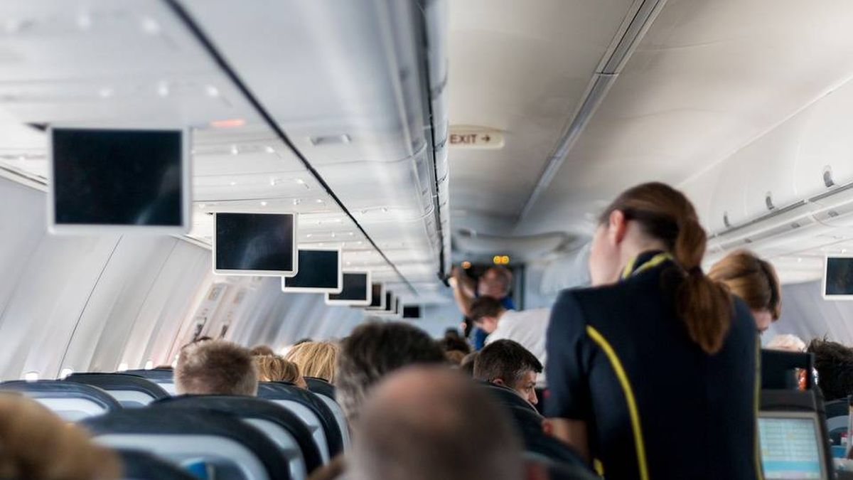 Las técnicas que usan las azafatas para no contagiarse nunca en sus viajes de avión