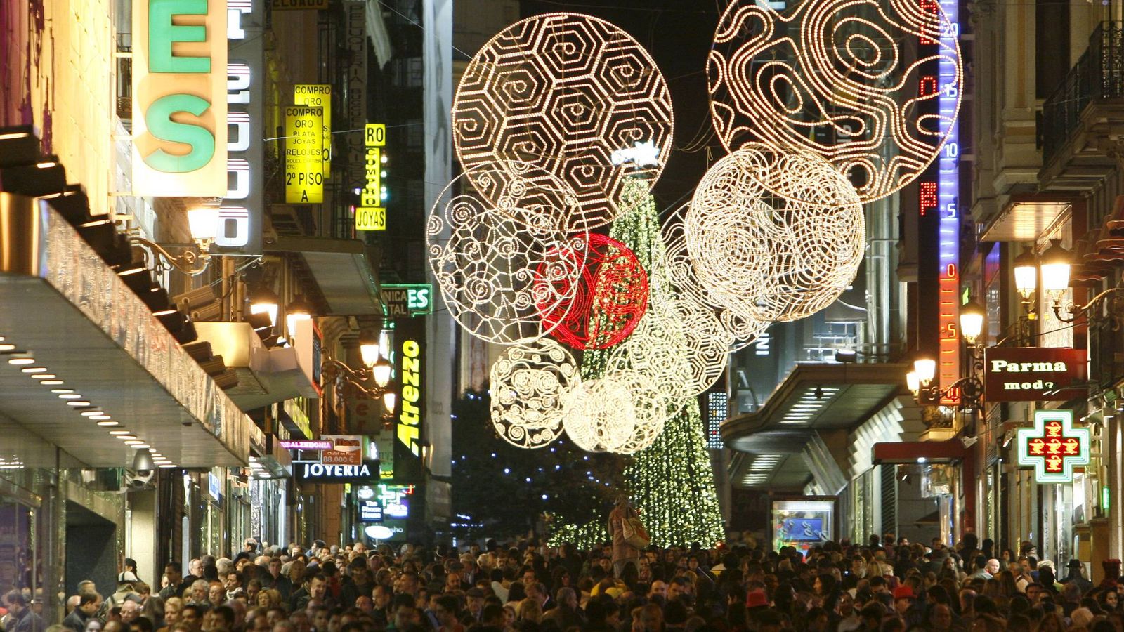 Foto: Numerosas personas transitan la céntrica y comercial calle Preciados de Madrid en Navidad. (EFE)