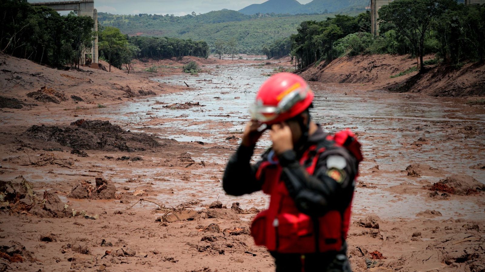 Foto: Bomberos trabajan en las tareas de búsqueda y rescate de las víctimas de la rotura de una presa en Brumadinho, en el estado de Minas Gerais, el 27 de enero de 2019. (EFE)