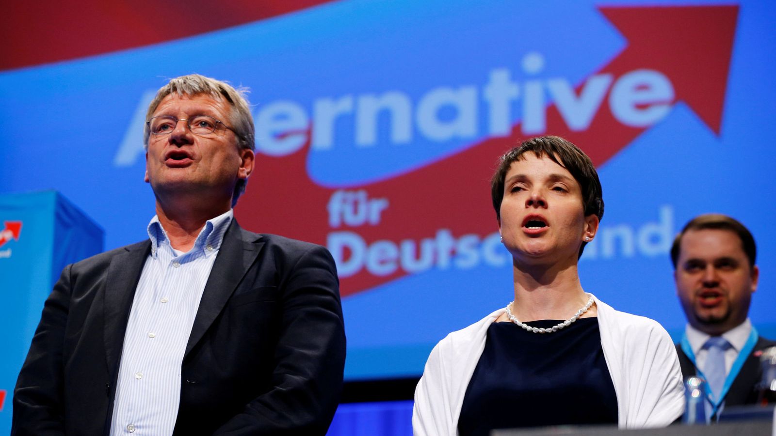 Foto: Jörg Meuthen y Frauke Petry cantan durante el congreso de AfD en Stuttgart, en mayo de 2016. (Reuters)