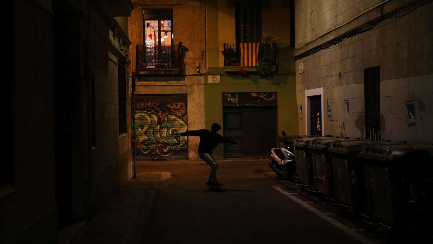 Un joven, patinando en las calles de Barcelona. (Reuters)
