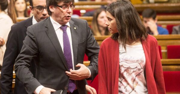 Foto: Inés Arrimadas junto a Carles Puigdemont en el Parlament. (EFE)