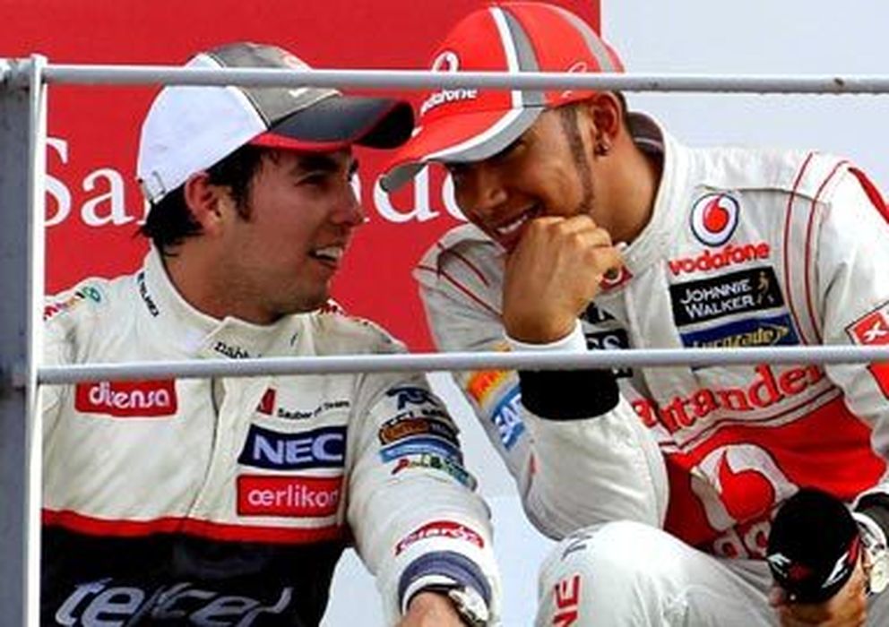 Foto: Sergio Pérez y Lewis Hamilton conversan en el podio del GP de Italia. (Cordon Press)