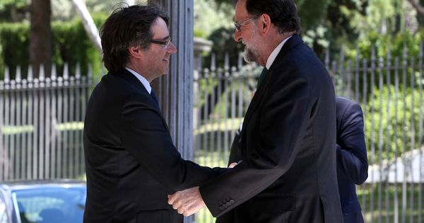 Foto:  El presidente de la Generalitat, Carles Puigdemont, saluda al presidente del Gobierno, Mariano Rajoy. (EFE)