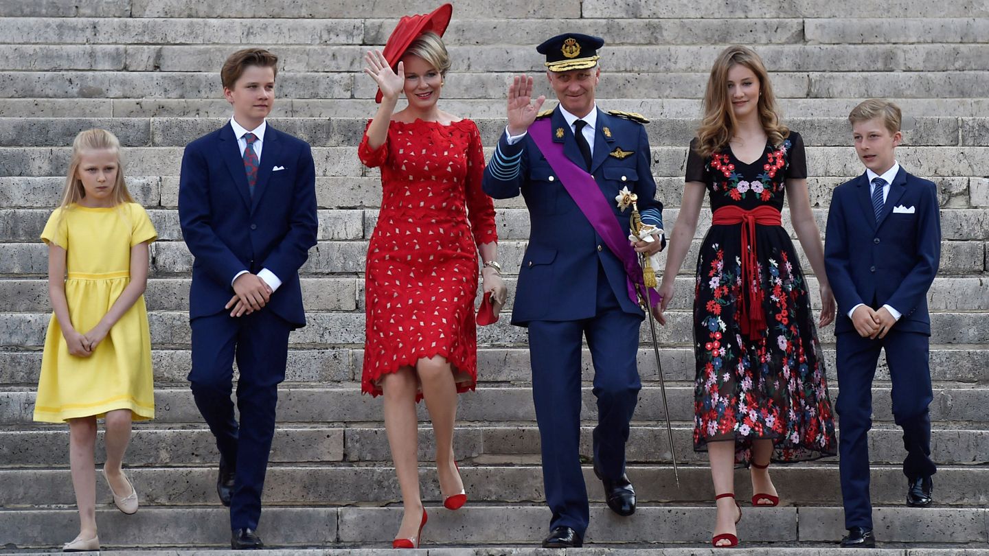 Los reyes belgas y sus cuatro hijos. (Reuters)