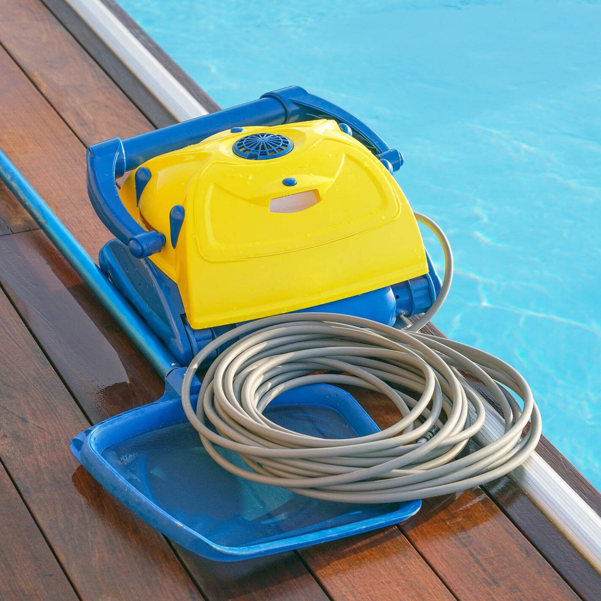 Robot Limpiafondos eléctrico para limpieza de fondo y paredes para piscina  máximo de 10 x 5 m.