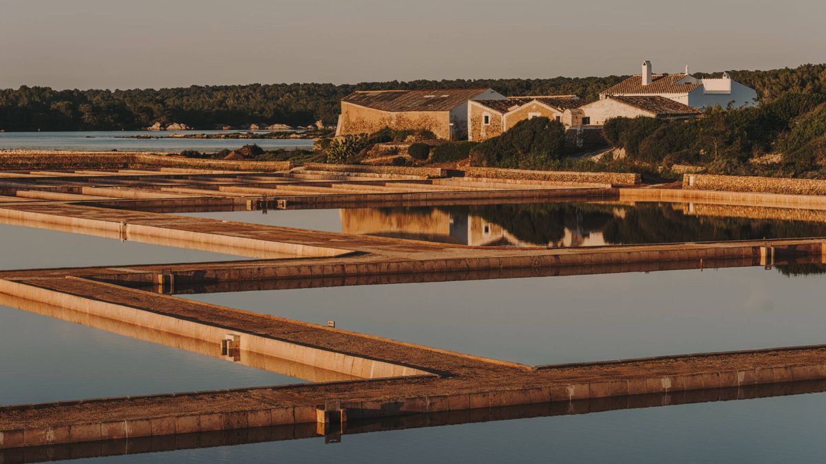 Menorca rescata una tradición del siglo XIV y vuelve a producir sal de manera artesanal