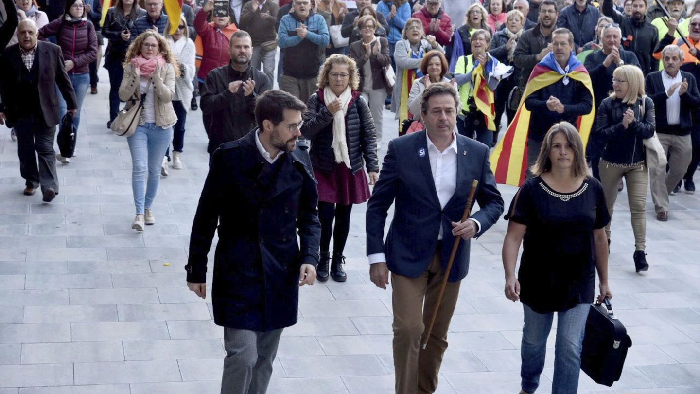 El alcalde de Oliana (Lleida), Miquel Sala, acompañado por el alcalde de la Seu d'Urgell, Albert Batalla. (EFE)