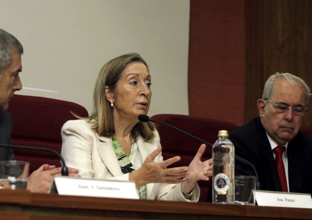 Foto: El expresidente de Sacyr José Manuel Loureda y la ministra de Fomento, Ana Pastor. (EFE)