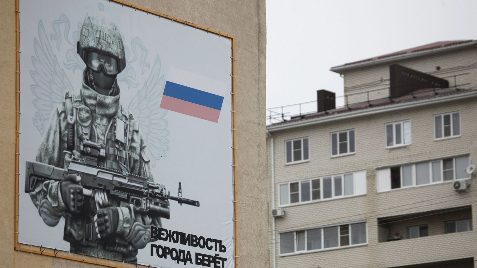 Foto: Un poster de un soldado ruso en un cuartel militar en Stavropol, Rusia, el 25 de febrero de 2016 (Reuters)