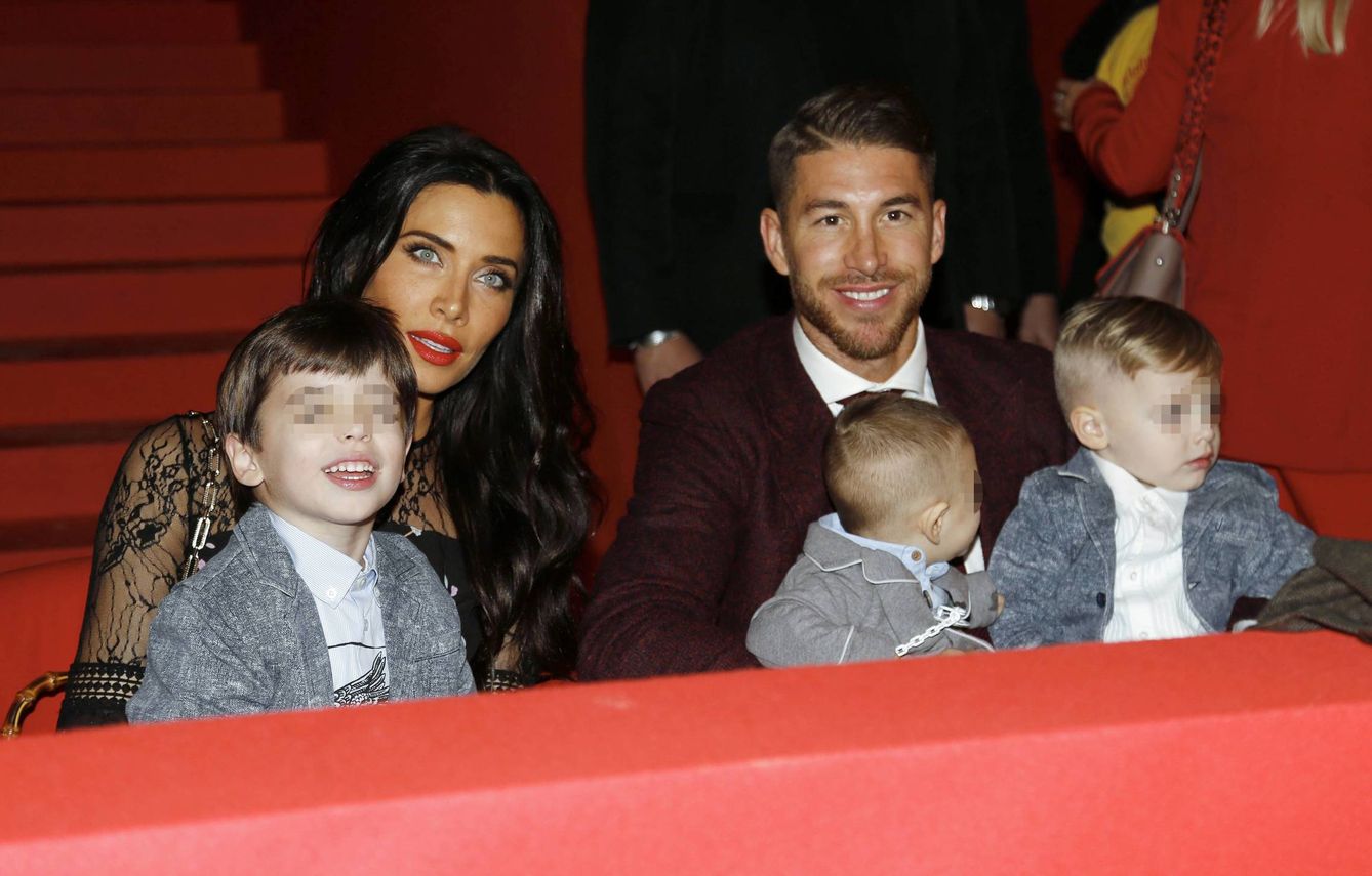 Sergio y Ramos, junto a sus tres hijos en un evento. (Cordon Press)