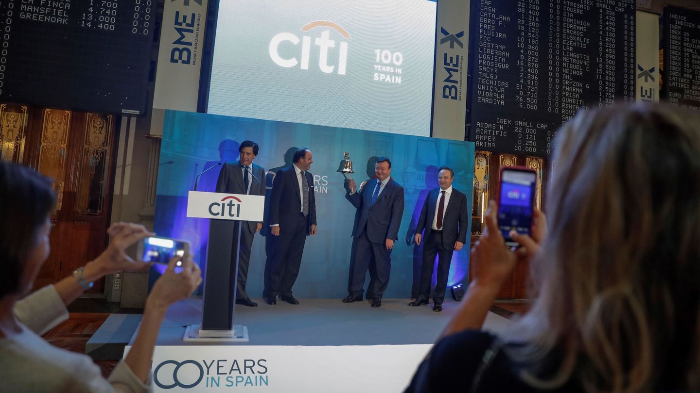 Toque de campana por el cien aniversario de Citi en España. (EFE)