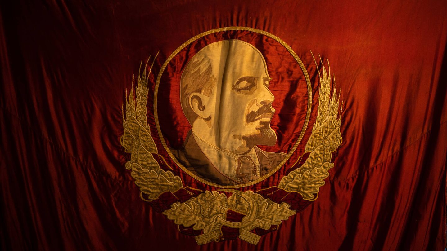 El rostro de Lenin bordado en una enseña. (Fermín Torrano)