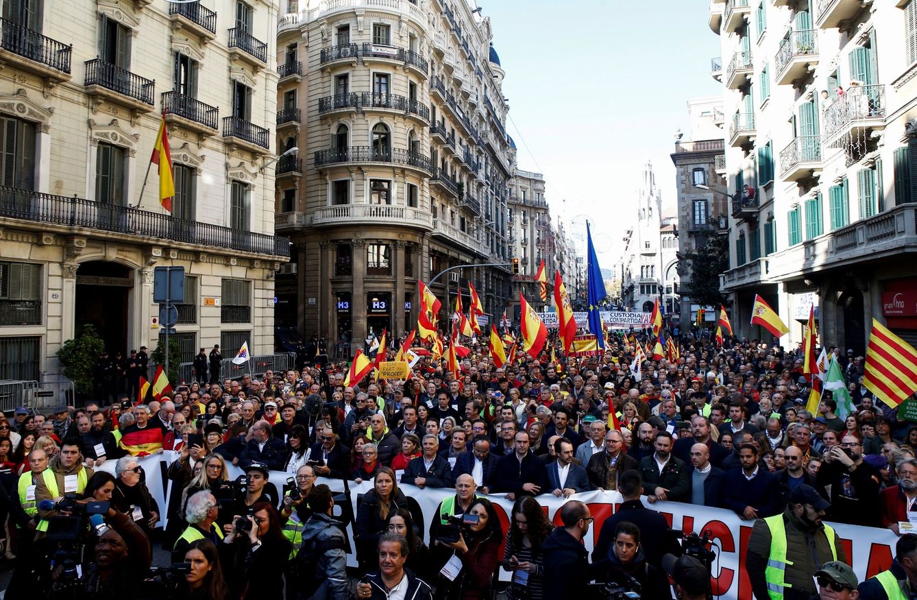 Vista general de la manifestación en Barcelona con motivo del Día de la Constitución, convocada por el Movimiento Cívico Espanya i Catalans y el resto de asociaciones que conforman la plataforma Cataluña Suma (EFE)