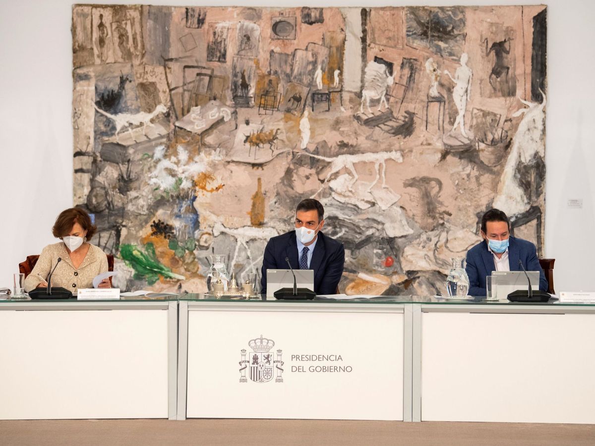 Foto: El presidente del Gobierno, Pedro Sánchez (c), acompañado por la vicepresidenta Primera, Carmen Calvo (i), y el vicepresidente segundo, Pablo Iglesias. (EFE)
