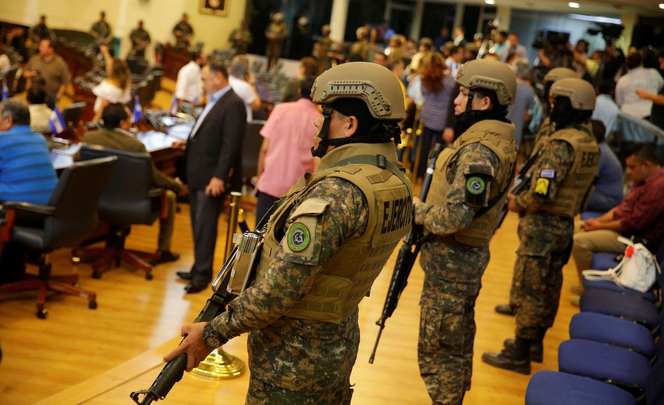 Militares hacen guardia en el Salón Azul del Palacio Legislativo (EFE)