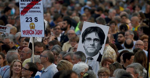 Foto: Varios manifestantes portan una pancarta con el mensaje 'Libertad' junto a una fotografía del expresidente de la Generalitat de Cataluña Carles Puigdemont. (EFE)