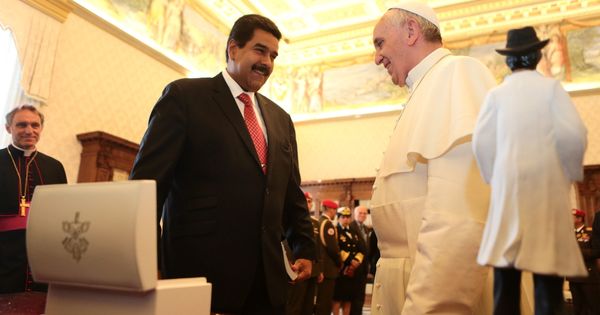 Foto: El presidente de Venezuela, Nicolás Maduro, conversa con el papa Francisco en una visita al Vaticano en 2013. (EFE)