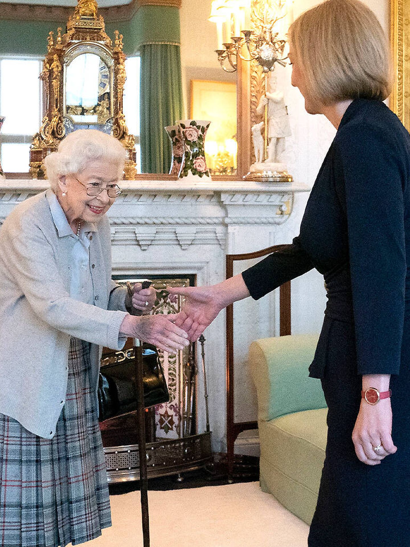 Isabel II, durante su última aparición pública, saluda a Liz Truss. (Getty)