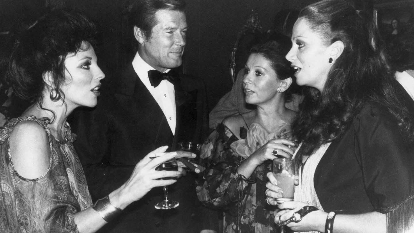 El 27 de septiembre de 1977, Joan Collins, su hermana Jackie, Roger Moore y su mujer, Luisa Mattioli, celebrando el estreno de la película 'El semental', protagonizado por Joan y basado en una novela de Jackie. (Getty)