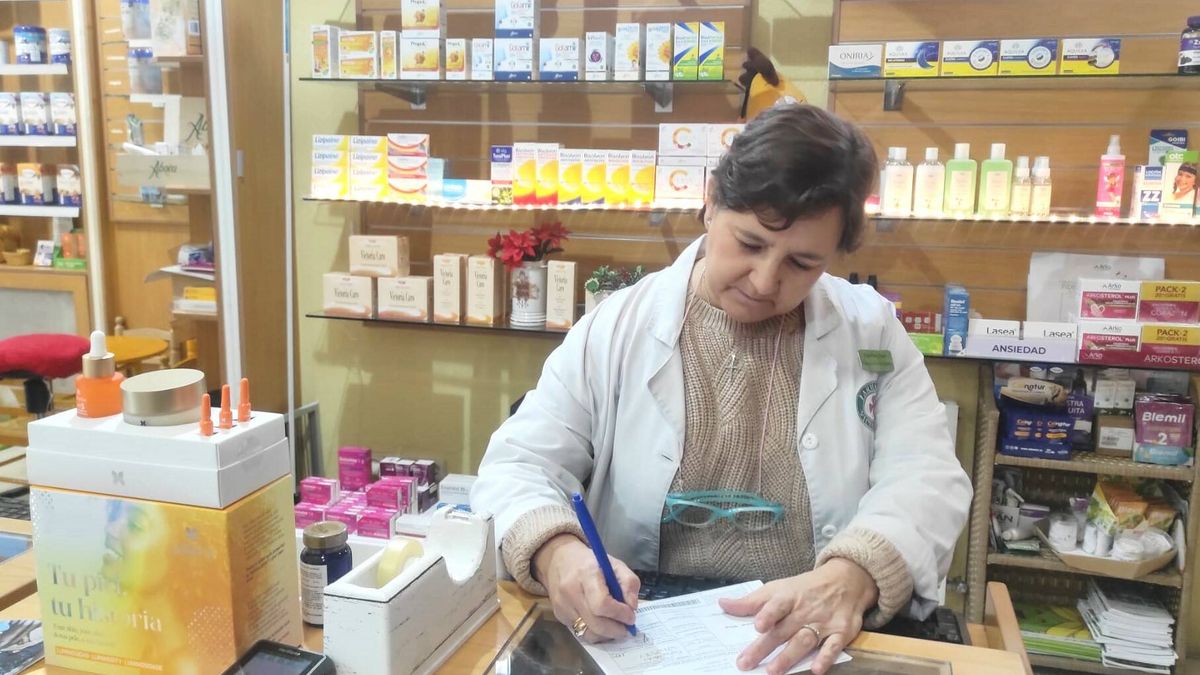 "Hasta mañana no llegarán más FFP2": malabares en las farmacias para hacerse con test y mascarillas
