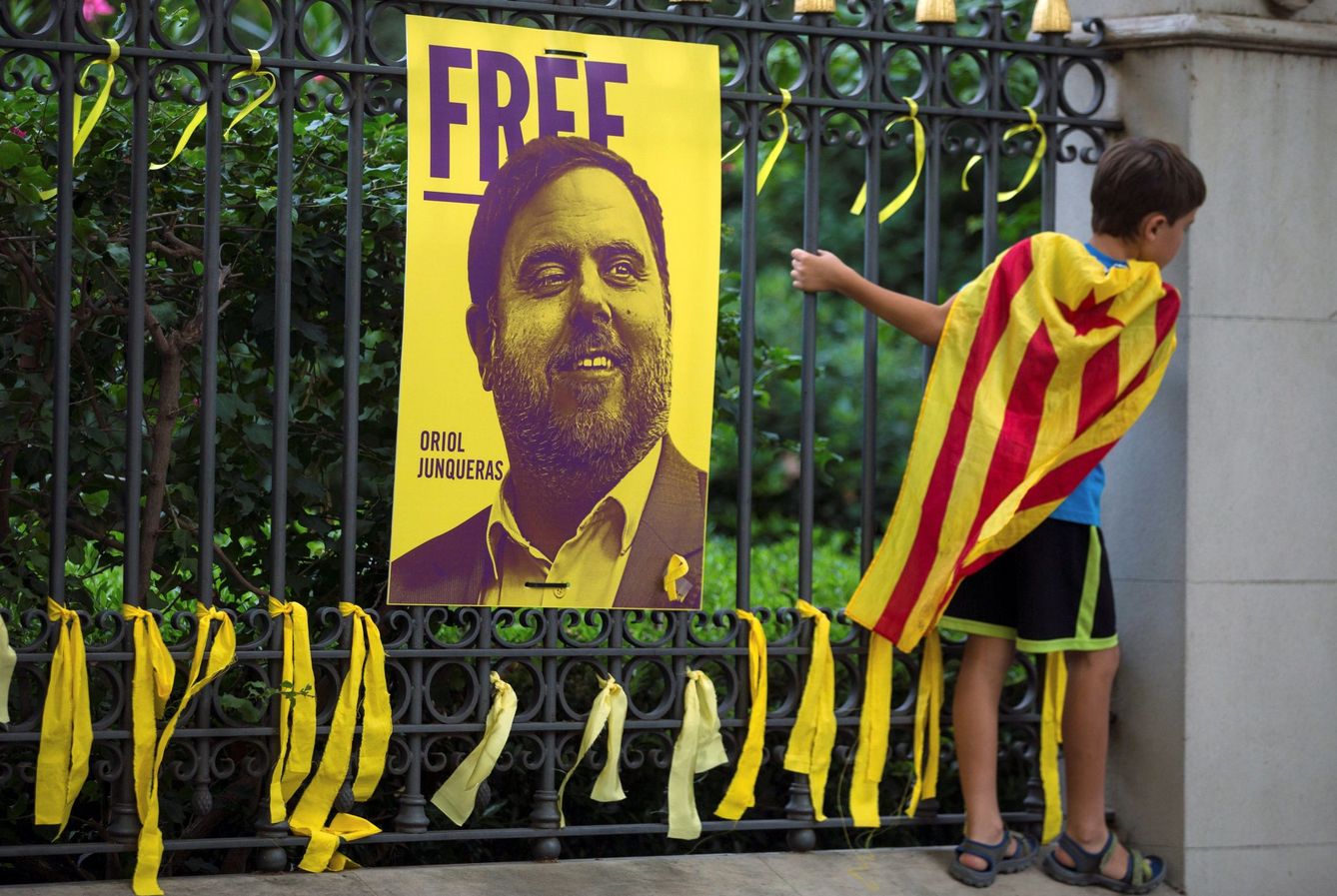 Lazos amarillos colocados ante una fotografía del exvicepresidente Oriol Junqueras, durante la Diada de 2018. (EFE)