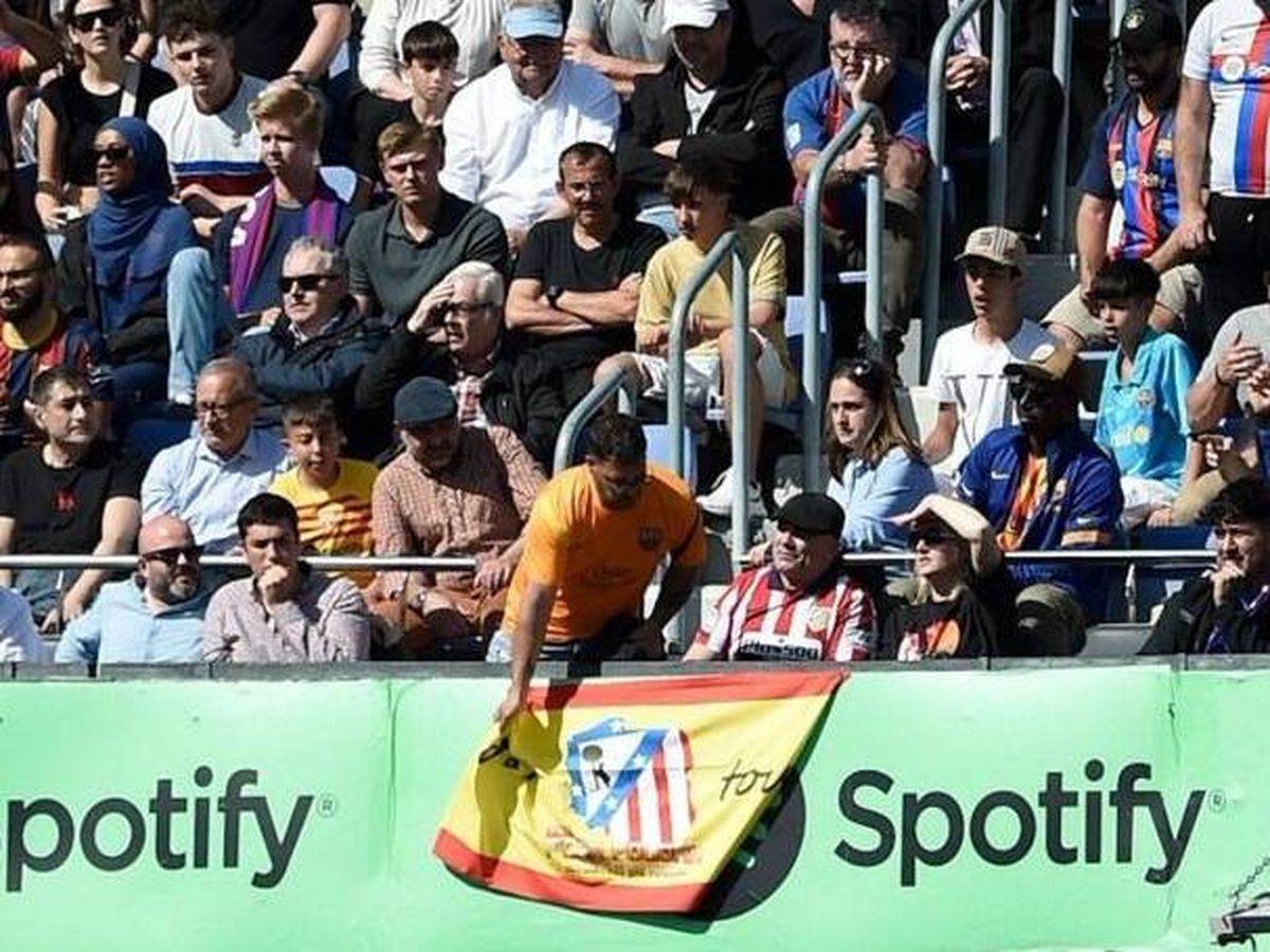 Foto: El aficionado de la bandera retirada del Atlético niega la versión del Barcelona.