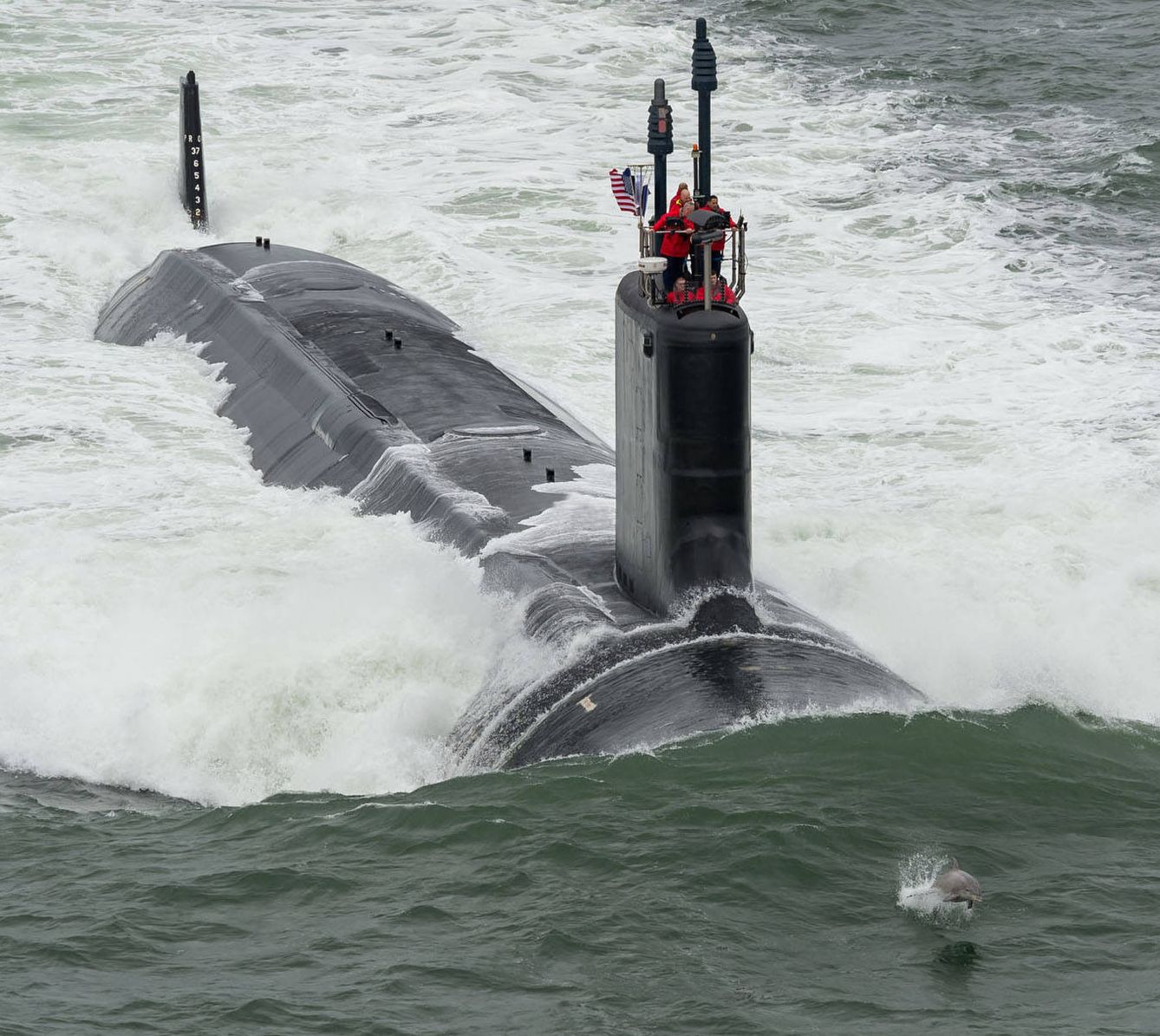 El submarino nuclear de ataque USS John Warner en una prueba (delfín incluido)