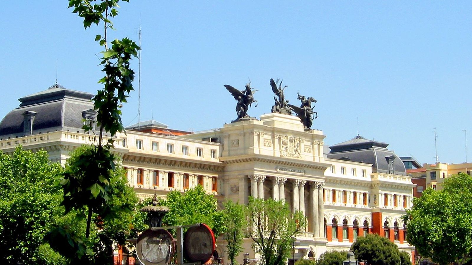Foto: Fachada del Ministerio de Agricultura, al lado de la Puerta de Atocha de Madrid (CC/Zaqarbal)