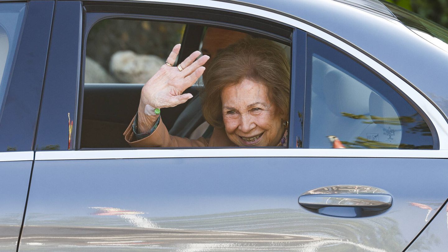 La reina Sofía, abandonando el hospital. (Gtres)