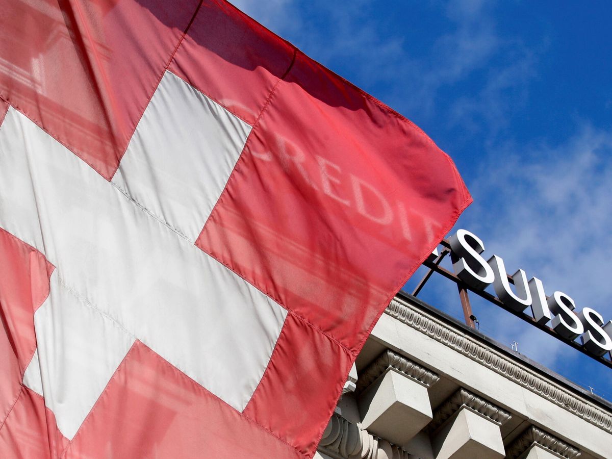 Foto: El logo de Credit Suisse sobre una bandera suiza. (Reuters)