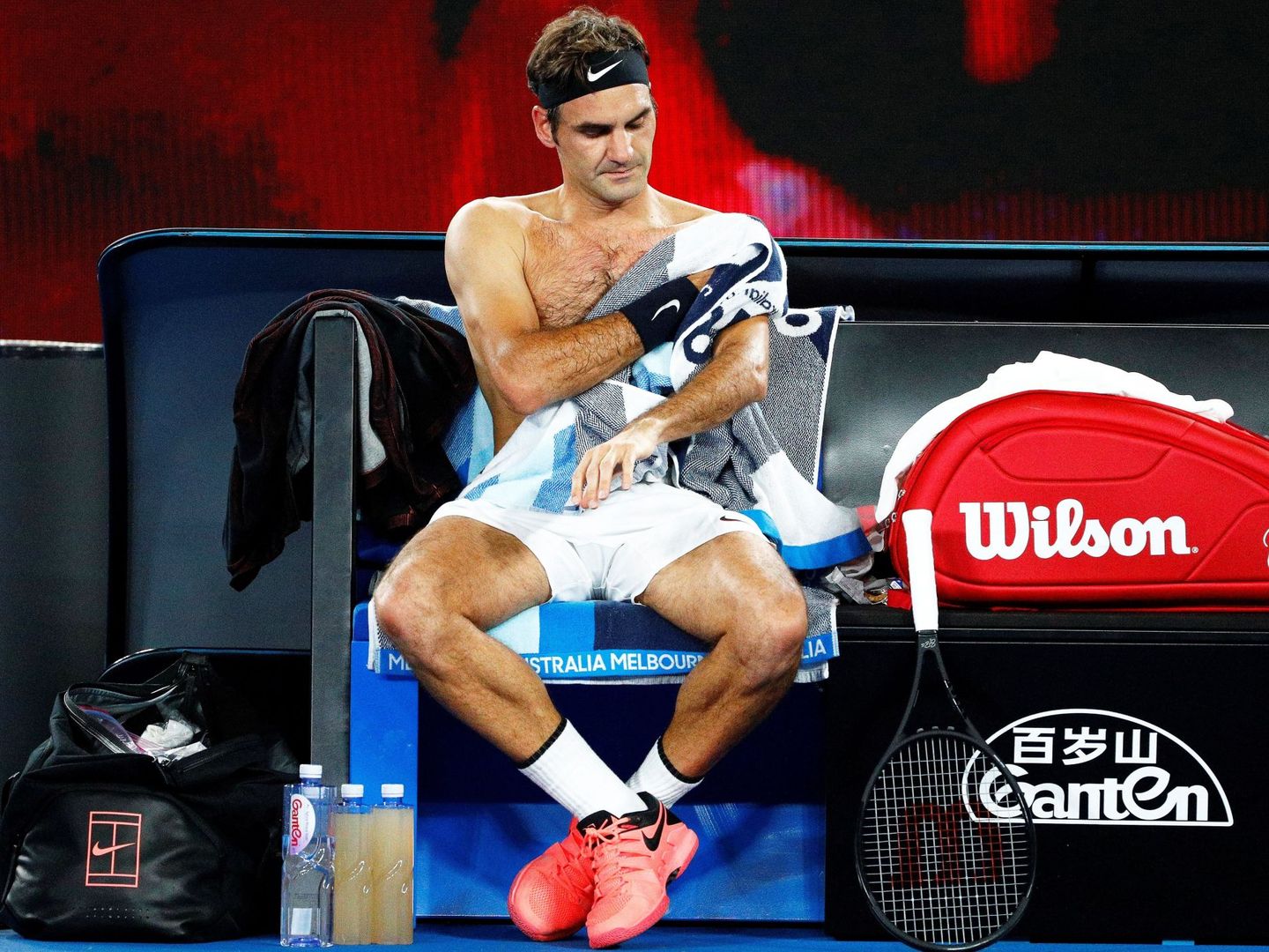 Federer se seca el sudor con una toalla. (EFE) 