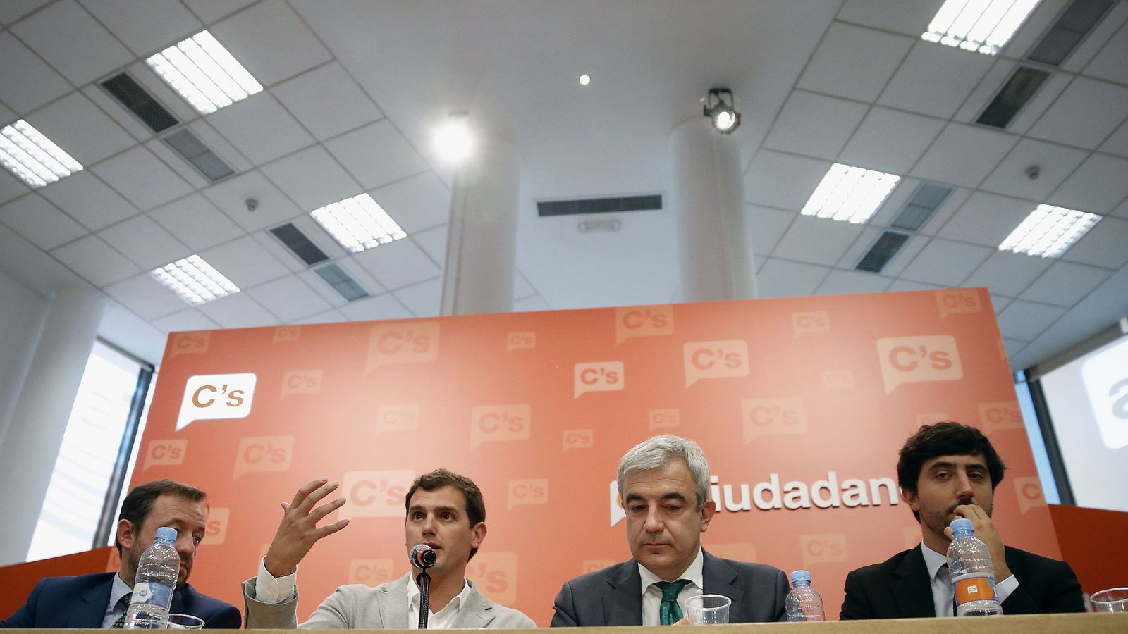 Foto: El presidente de Ciudadanos, Albert Rivera, junto al responsable económico del partido, Luis Garicano. (EFE)