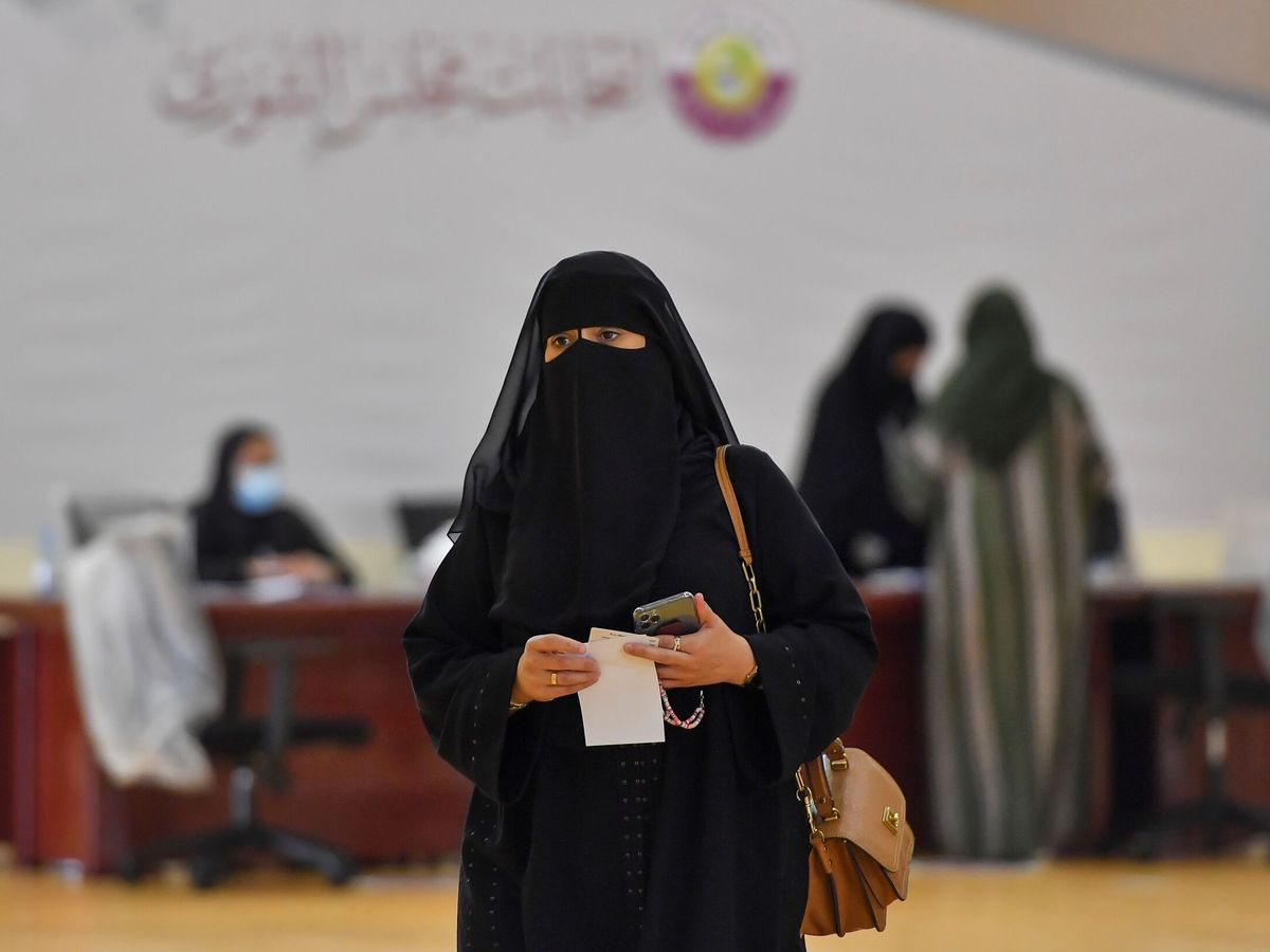 Foto: Una mujer vota en las elecciones de Qatar el pasado octubre de 2021. (EFE/NOUSHAD THEKKAYIL)