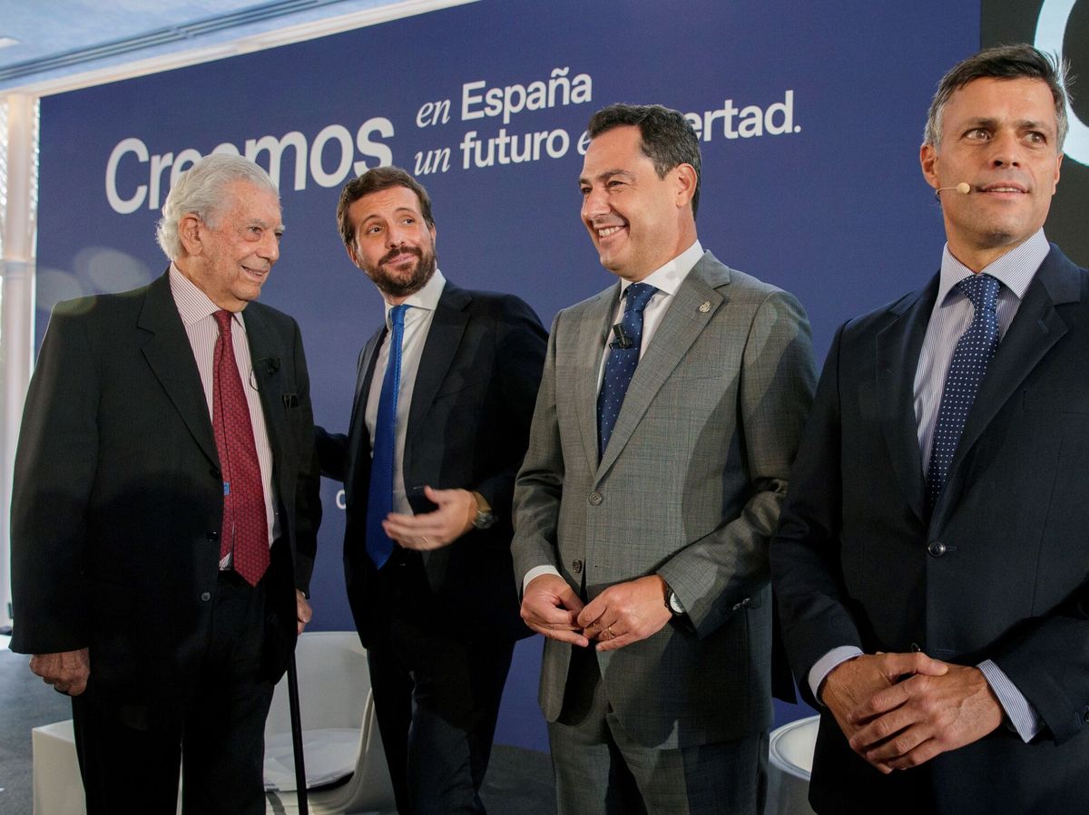 Foto: El presidente de la Junta de Andalucía, Juanma Moreno (2d), el líder del PP, Pablo Casado (2i), el premio Nobel de Literatura, Mario Vargas Llosa (i) y el opositor venezolano Leopoldo López. (EFE)