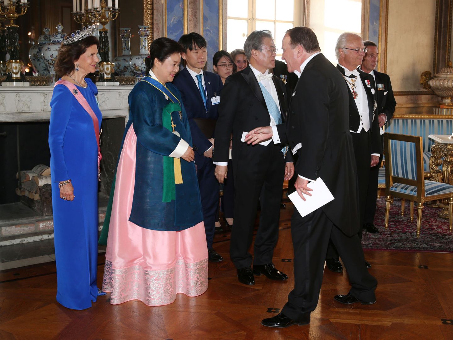 La reina Silvia en la cena de gala en honor del presidente de Corea del Sur y la primera dama. (Reuters)
