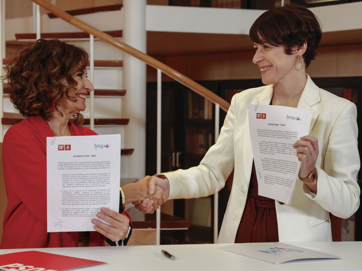Foto: María Jesús Montero y la líder del BNG, Ana Pontón, en la firma del acuerdo entre los nacionalistas gallegos y el PSOE. (EFE / J. J. Guillén)