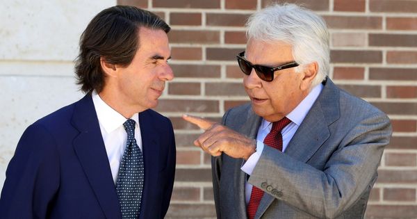 Foto: Los expresidentes del Gobierno Felipe González (d), y José María Aznar (i). (EFE)