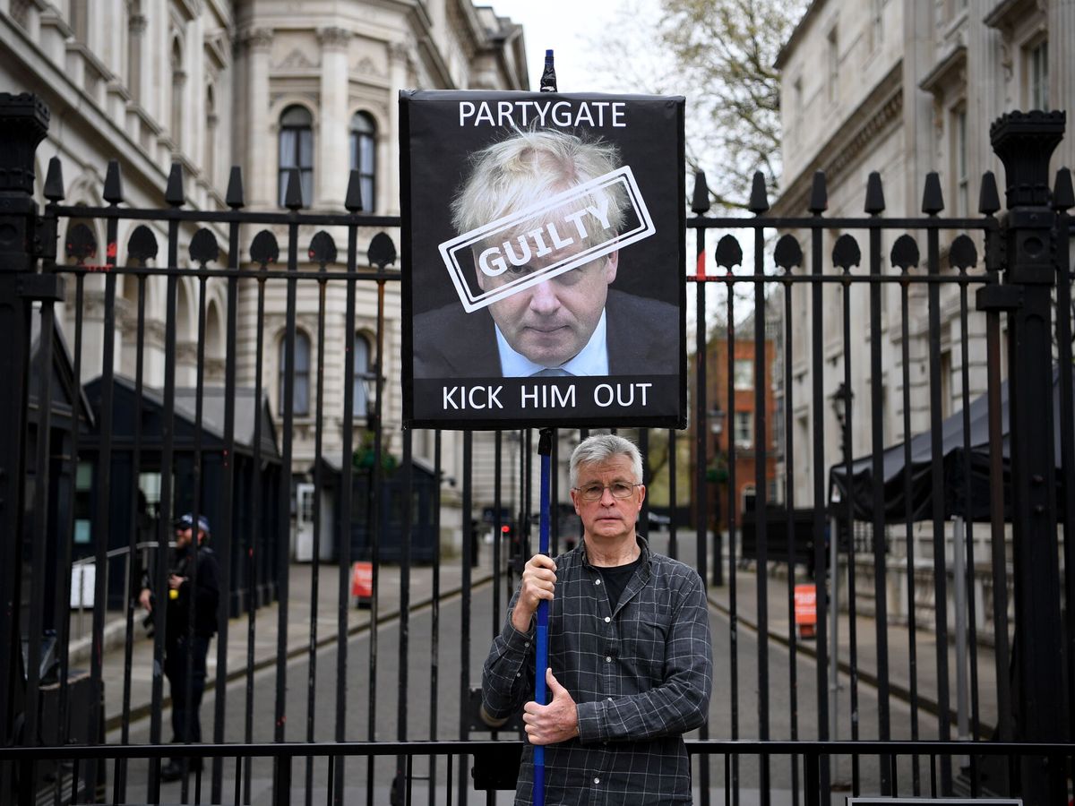 Foto: Un manifestante pide la dimisión de Boris Johnson. (EFE/Rain)