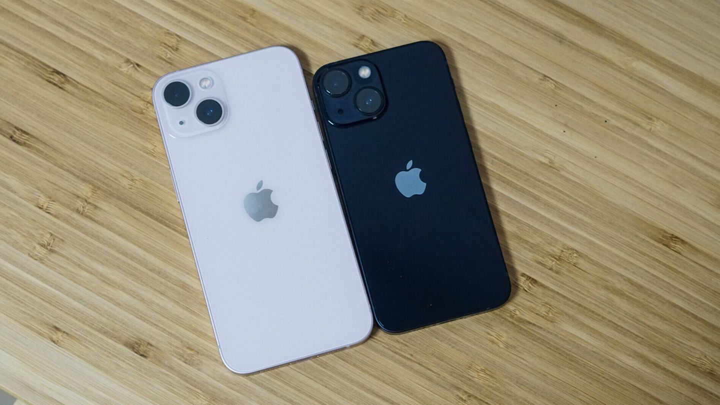 iPhone 13 versus iPhone 13 Mini. (M. Mc.)