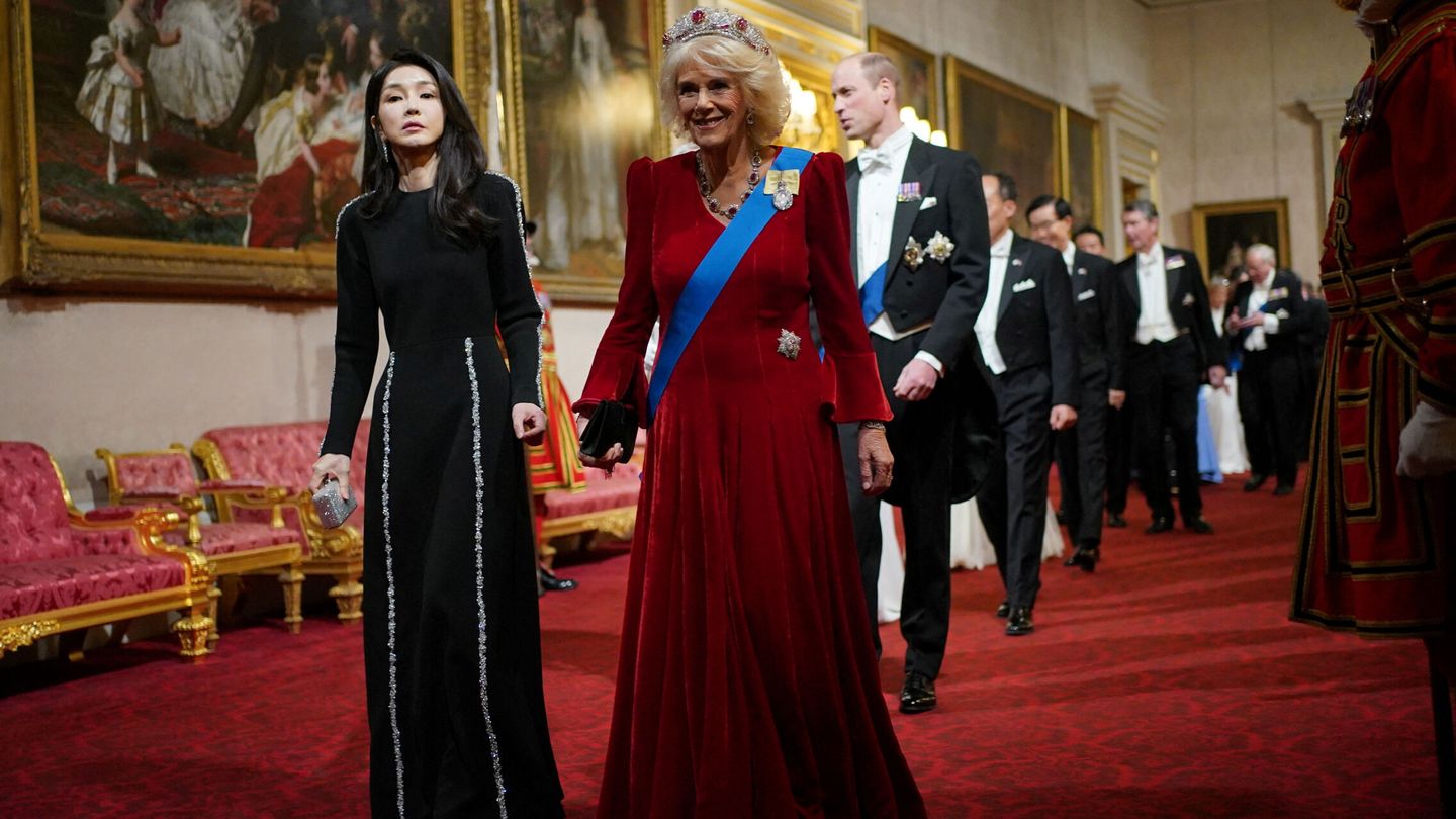 Kim Keon-hee y Camila Parker Bowles en la cena de gala celebrada en Buckingham Palace. (Reuters/Yui Mok)