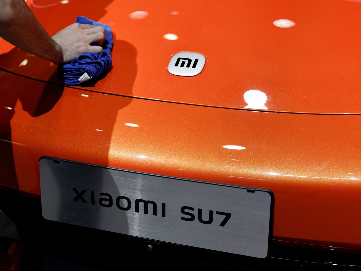 Foto: Coches eléctricos chinos como el Xiaomi SU7 lo tendrían más fácil para llegar a la UE (Reuters/Tingshu Wang)