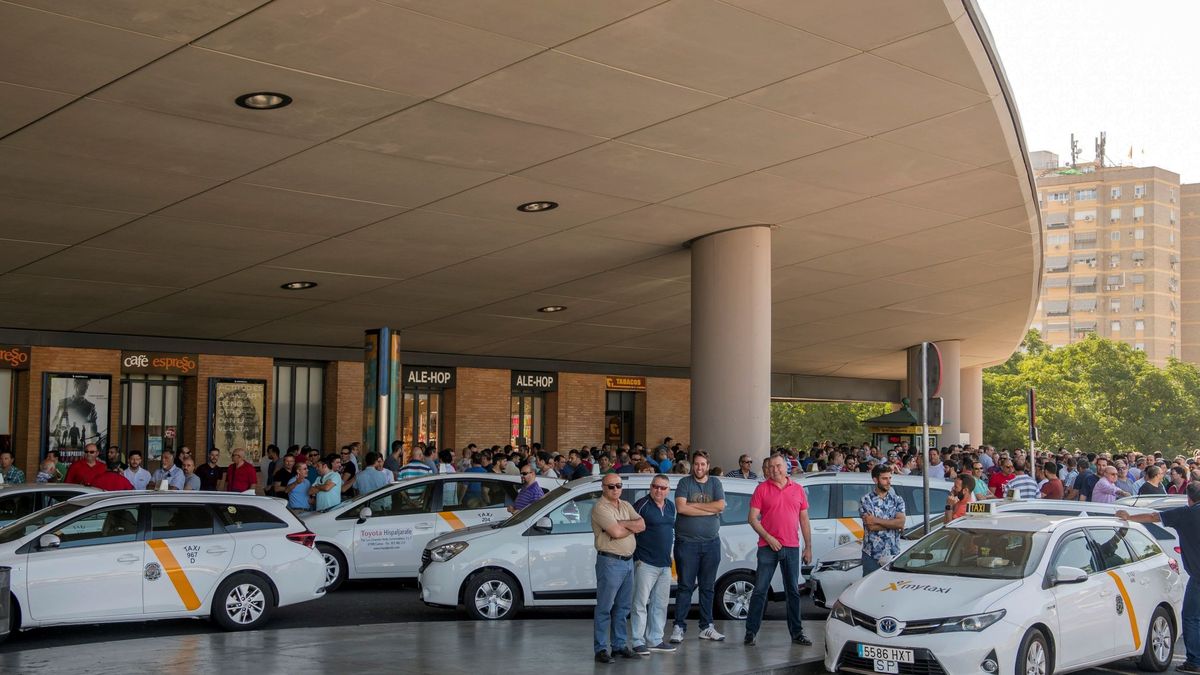 Radiografía de la ‘mafia del taxi’ de Sevilla: el eterno conflicto por la parada del aeropuerto
