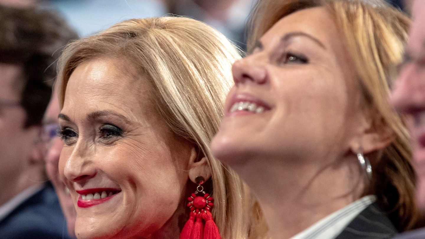Cristina Cifuentes y María Dolores de Cospedal en la Convención Nacional del PP en Sevilla | EFE