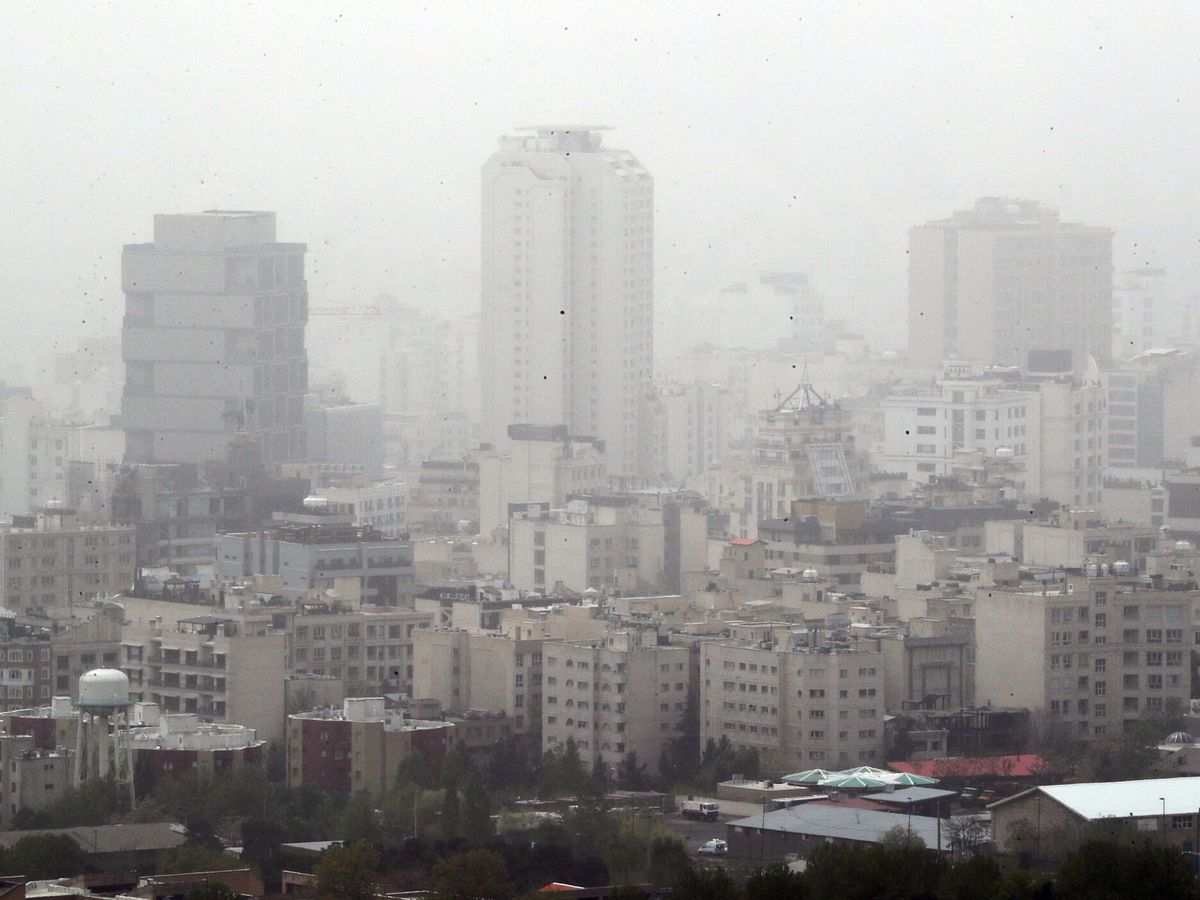 Foto: Niveles de contaminación peligrosos en Teherán. (EFE/EPA/Abdein Taherkenareh)