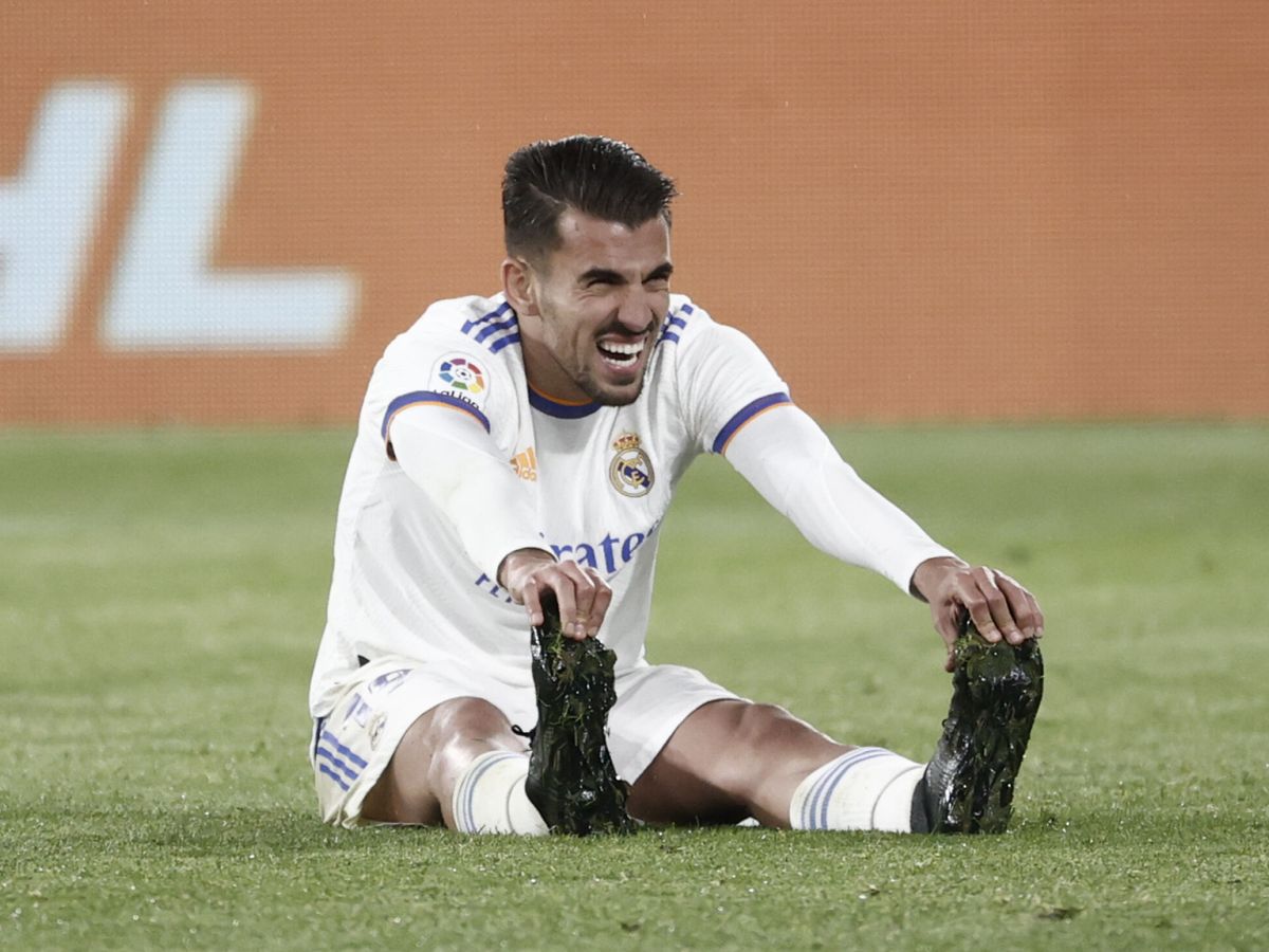 Foto: Ceballos con problemas de calambres en un partido del Real Madrid. (Efe/Jesús Diges)