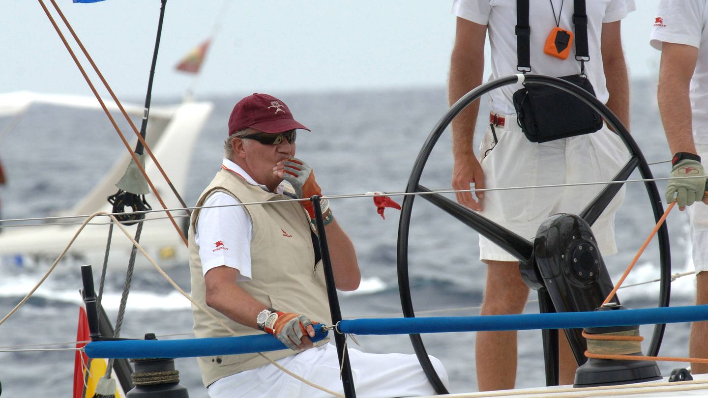 Don Juan Carlos navegando en una imagen de archivo. (Gtres)