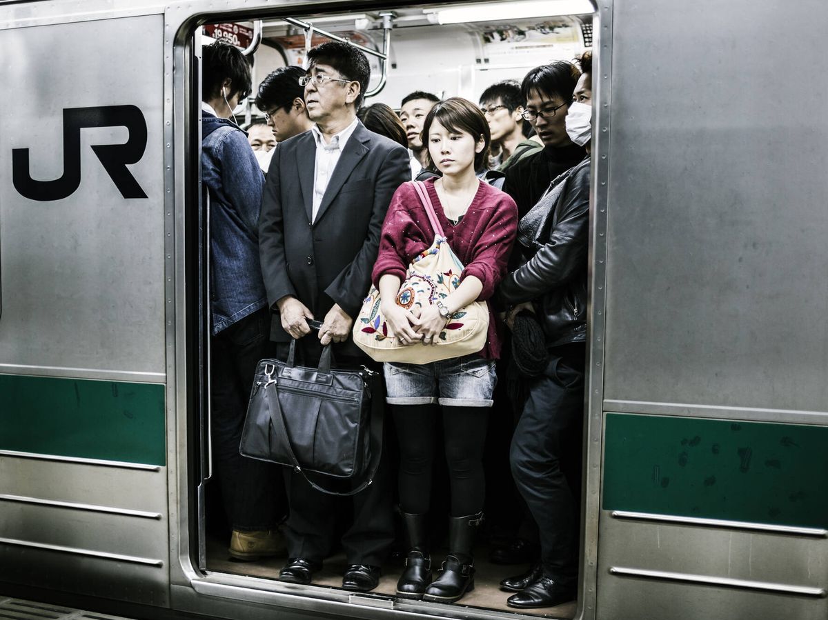 Luces, segregación y carteles antisuicidio: las curiosidades del metro en  Japón