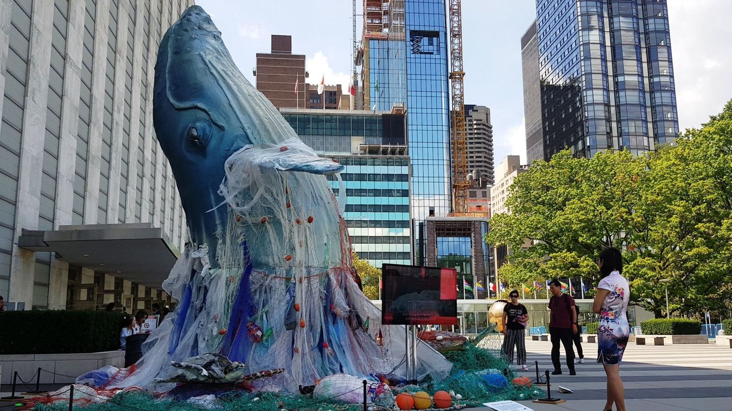 Una imponente ballena envuelta en plásticos emerge del asfalto del patio de las Naciones Unidas, en Nueva York (EEUU). (EFE)