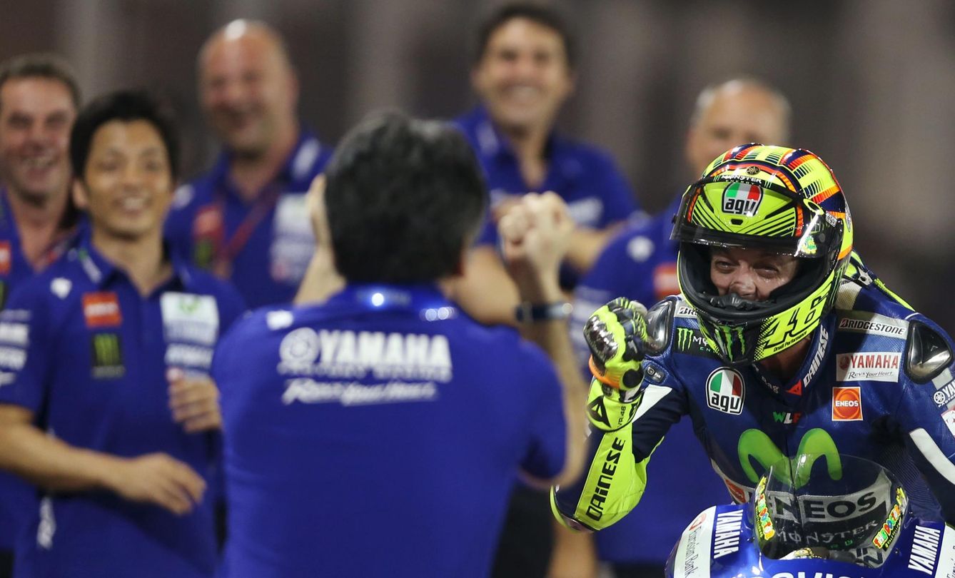 Rossi celebra su triunfo en el 'parc fermé' junto a su equipo (Reuters).